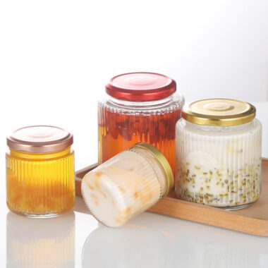 Wide-mouth transparent glass jam jars for storage