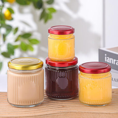Wide-mouth transparent glass jam jars for storage