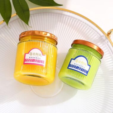 Wide-mouth transparent glass jam jars for storage
