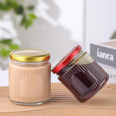 Wide-mouth transparent glass jam jars for storage