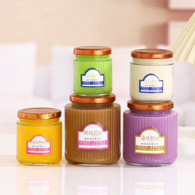 Wide-mouth transparent glass jam jars for storage