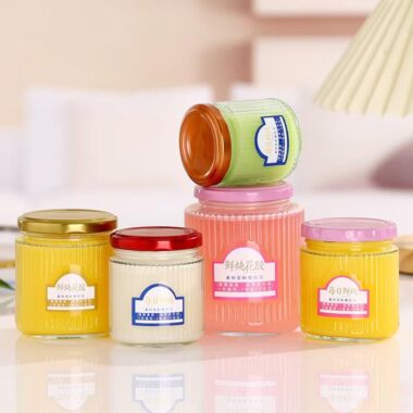 Wide-mouth transparent glass jam jars for storage