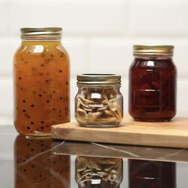 Heat-resistant wide mouth jam jars with metal lid