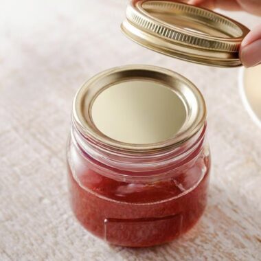 Heat-resistant wide mouth jam jars with metal lid
